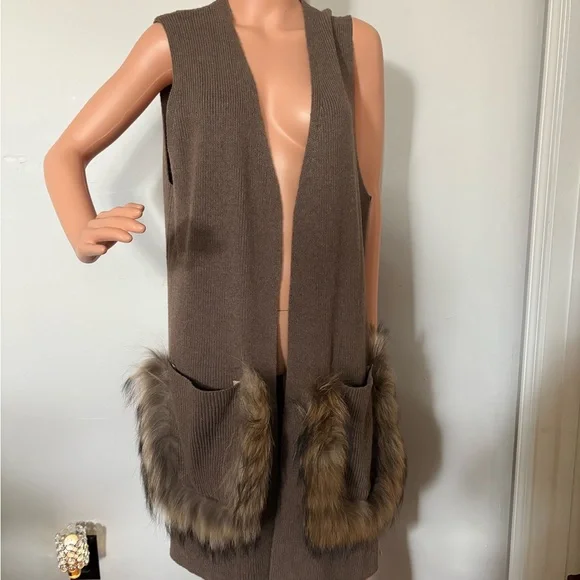 Rain + Rose Tan Sweater Vest with Faux Fur Pockets.  Size XL - Picture 9 of 10